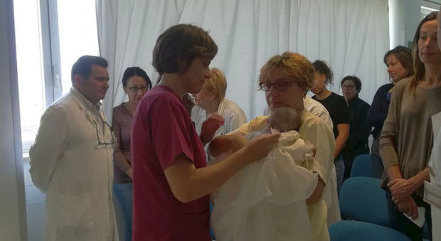 Nasce malformata, i genitori la abbandonano: battezzata la bimba adottata dall'ospedale