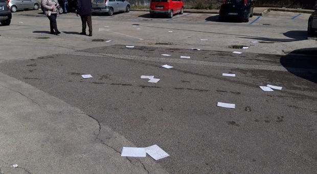 Marano: centinaia di cartelle esattoriali sparse in strada, è giallo