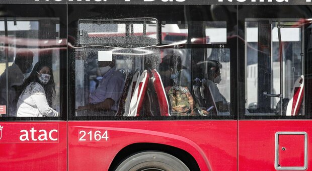 Roma, in manette la banda del bus: accerchiavano le vittime anziane alla fermata