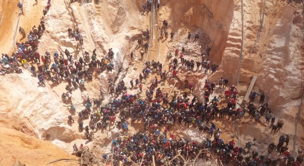 Crollo in una miniera d'oro, tragedia nella giungla: almeno 24 morti, la parete cede in diretta sui social