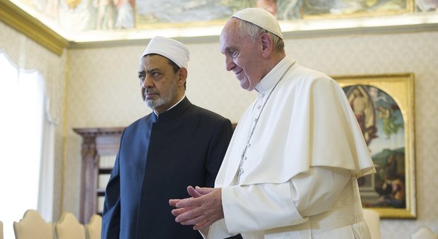 Il Papa e l'Imam di Al Azhar si abbracciano in Vaticano come fratelli