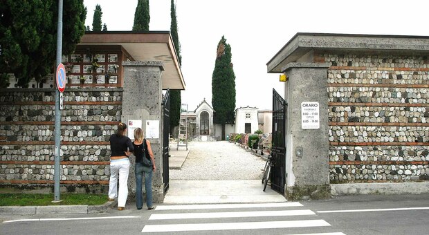 Il cimitero di Biadene, in una foto d'archivio