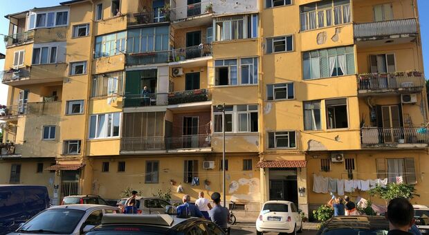 Salerno: sparatoria a Pastena, parente di Papacchione si affaccia e viene colpito