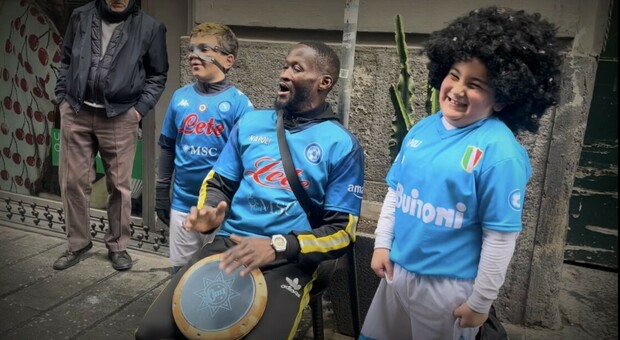 I due bambini napoletani vestiti da Osimhen e Maradona