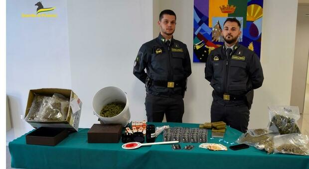 Cocaina e sigarette elettroniche con droga nel negozio di "cannabis light": arrestato il titolare
