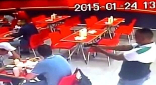 Ucciso mentre mangia al fast food con un colpo alla nuca: il video del momento choc-Guarda