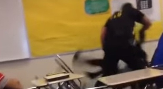 Usa choc, la polizia entra a scuola e aggredisce una studentessa afroamericana -Guarda