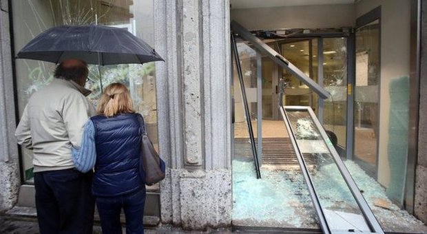 NoExpo, Milano devastata: 10 fermati. Città ripulita dai milanesi, Alfano: "Evitato il peggio"