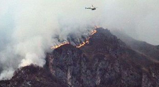 Incendio sul monte San Mauro visto da Vignui