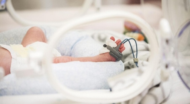 Puglia, parto cesareo da brividi: taglio sulla guancia della neonata