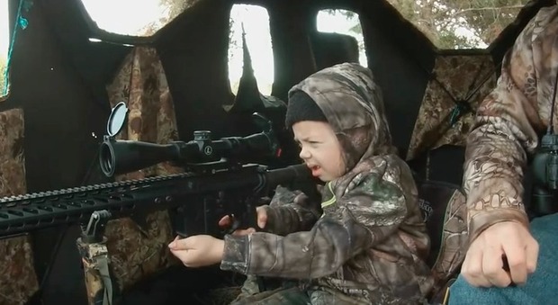 Usa, bimba di 7 anni spara e uccide un cervo: il video diventa virale, ma è polemica