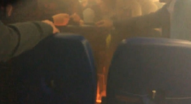 Russia, scoppia una power bank in aereo e provoca un incendio: passeggeri intossicati Guarda il vido