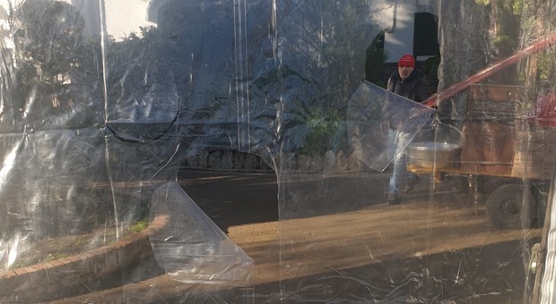 Capri, vandali all'assalto del villaggio di Babbo Natale: distrutto il tendone degli eventi