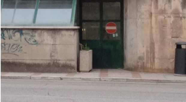 La porta del sottopasso chiusa su via Sicilia