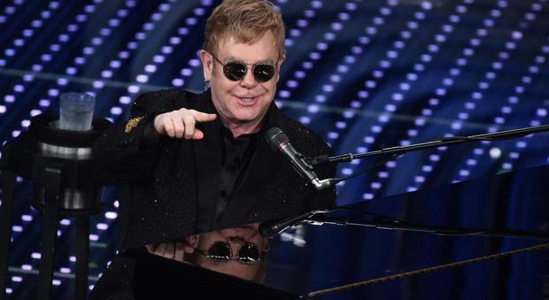 Sanremo show con gli artisti arcobaleno e Elton John: "Felice di essere padre"