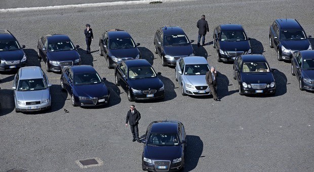 Il governo compra 8.280 auto blu, Di Maio: «Non ne so nulla». E ordina un'indagine