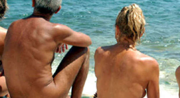 Nudisti in spiaggia (foto d'archivio)