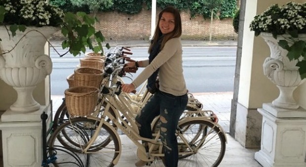 Simona Halep arriva a Roma e posta una foto in sella a una bici