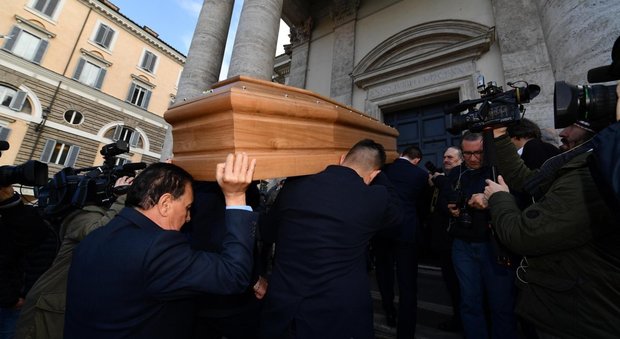 Pasquale Squitieri, Claudia Cardinale e la vedova Ottavia Fusco insieme al funerale
