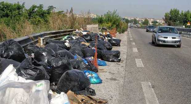 Napoli, la statale è invasa dai rifiuti: transennate anche le corsie di emergenza