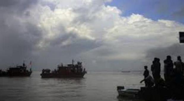 Affonda traghetto in Bangladesh Urta un mercantile, decine di morti