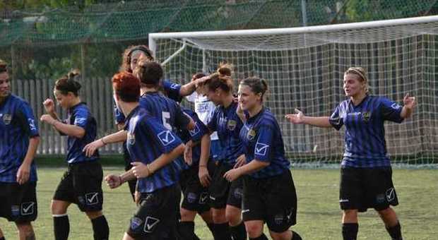 Femminile Latina Calcio festeggia gol