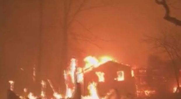 Tennessee, 3 morti, 150 edifici distrutti e 2mila sfollati per una catena di incendi