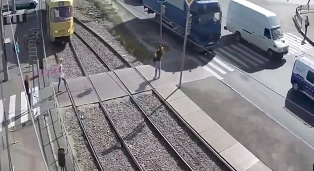 Ucraina, attraversa la strada parlando al telefono con le cuffie: donna travolta da un tram