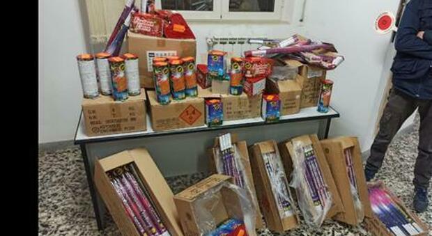 Natale a Napoli, sequestrati 650 fuochi d'artificio illegali in un negozio