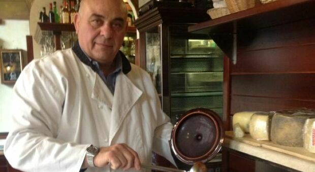 Angelo Onofri, il titolare del ristorante "Ai Spaghettari" morto nella notte: stroncato da un infarto a 66 anni