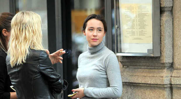 Aurora Ramazzotti, pausa sigaretta con le amiche in centro a Milano
