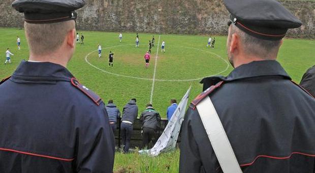 Derby sospeso per invasione ultrà, carabinieri in campo a Sant'Egidio