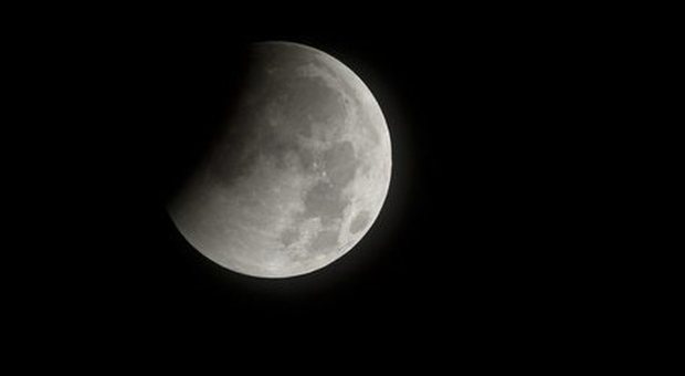 La luna si sta restringendo: «È scossa da terremoti»