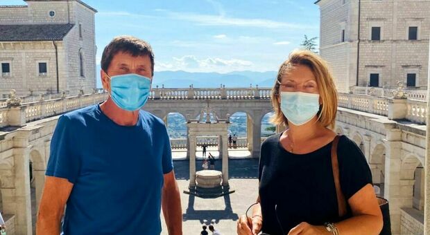 Gianni Morandi visita Montecassino con la moglie Anna: «Un'altra delle tante bellezze italiane»