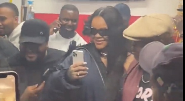 Rihanna e A$AP Rocky, sorpresa in periferia: le star dal barbiere, i fan assaltano il negozio
