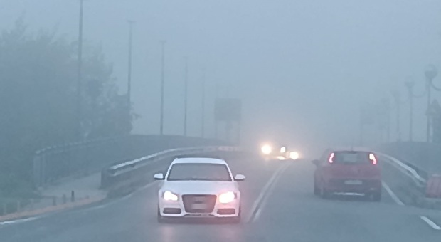Cala la prima nebbia: schianto tra Tir nel tratto maledetto della A4