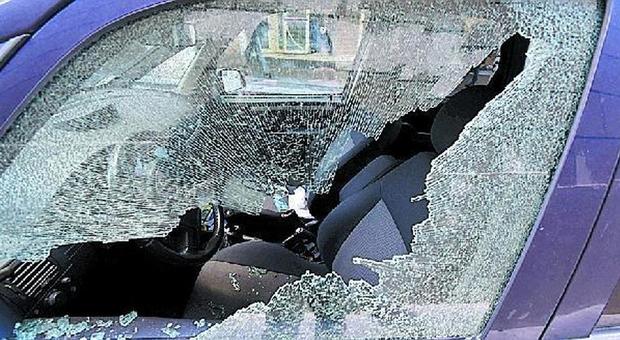 Assalto nel cuore di Napoli: auto devastate e vetri rotti