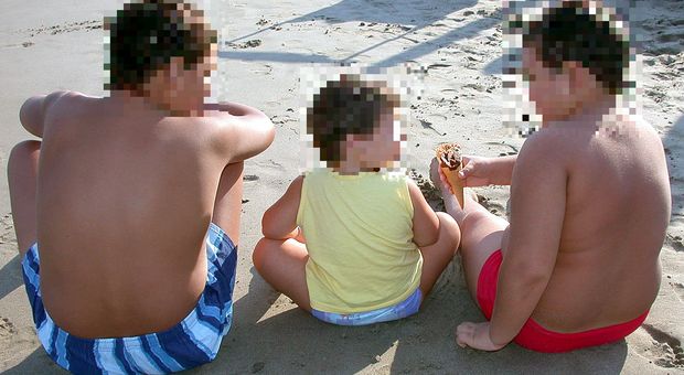 Fotografava bimbi nudi in spiaggia, scoperto da una baby sitter