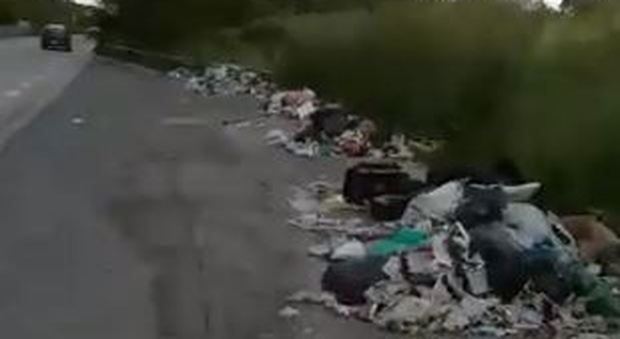 Cassia, di nuovo montagne di rifiuti nelle piazzole lungo la Statale, l'ira dei residenti
