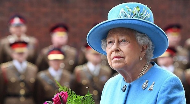 Regina Elisabetta, il regalo "super economico" per lo staff: «Quest'anno ha risparmiato...»