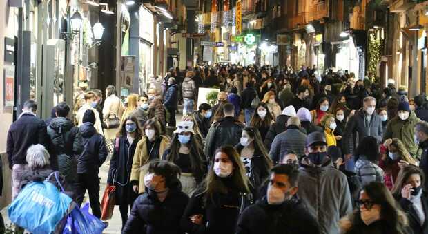Campania arancione, a Napoli torna la gran folla nelle vie dello shopping