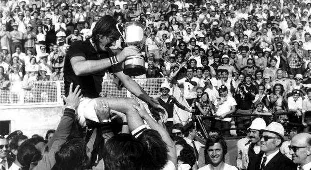 Adriano Panatta premiato al Foro Italico dopo il successo del 1976