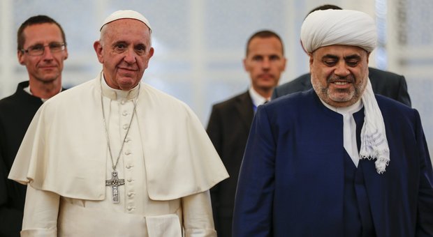 Baku, da Papa e Imam in moschea appello per la pace: «La fede non giustifica guerre e ingiustizie»