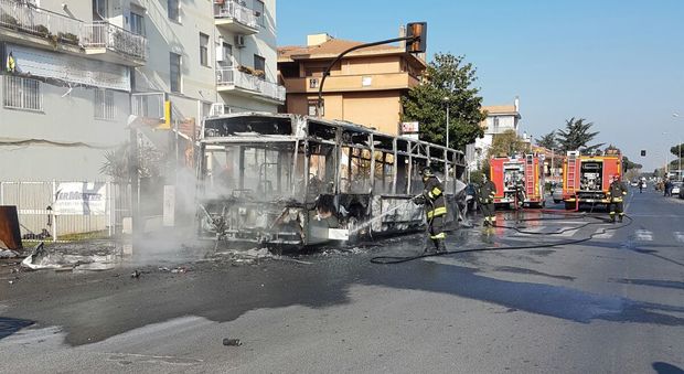 Distrutto dalle fiamme autobus Atac della linea 515. Paura fra i passeggeri