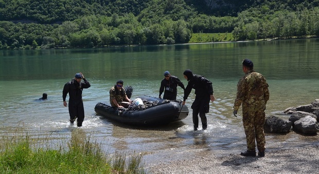 I palombari della Marina Militare sul lago di Cavazzo