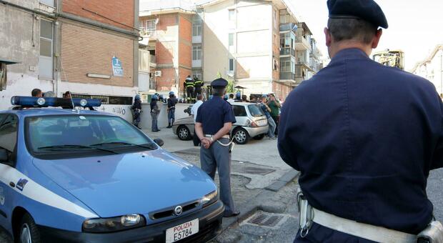 Napoli, il Rione Traiano al setaccio: scatta la maxi operazione della polizia