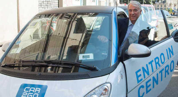 Il sindaco di Milano Giuliano Pisapia con una delle vetture di Car2Go