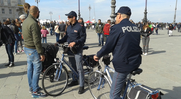 Sicurezza: dal lungomare al Carso la polizia va in bici come a Milano