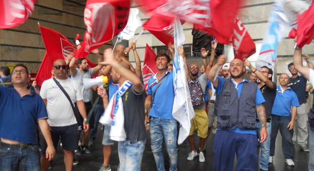 Napoli - lavoratori SoluzioniPosta srl in lotta per la difesa del posto di lavoro