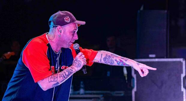 Il rapper Clementino accende l’estate civitanovese, un freestyle per la città